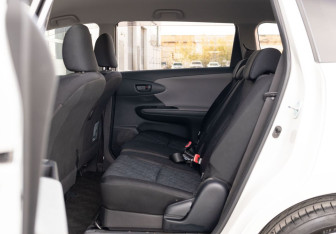 Подержанный автомобиль Toyota Wish Minivan 2011 года (20 фото)