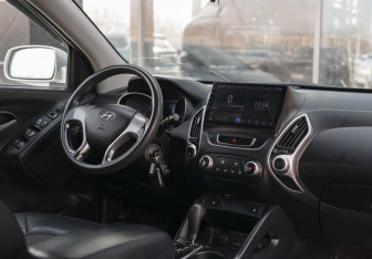 Подержанный автомобиль Hyundai Tucson 2010 года (10 фото)