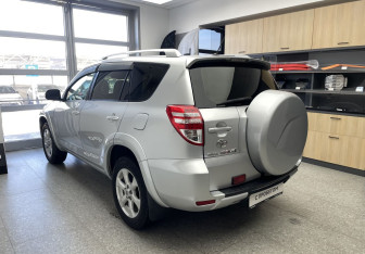 Подержанный автомобиль Toyota RAV4 2010 года (6 фото)