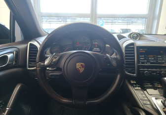 Подержанный автомобиль Porsche Cayenne 2012 года (9 фото)