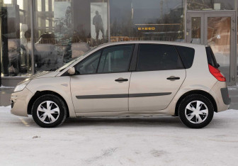 Подержанный автомобиль Renault Scenic 2007 года (8 фото)