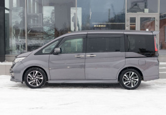 Подержанный автомобиль Honda Stepwgn 2016 года (8 фото)