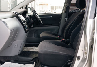 Подержанный автомобиль Toyota Ipsum 2001 года (18 фото)