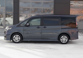 Подержанный автомобиль Honda Stepwgn 2017 года (8 фото)