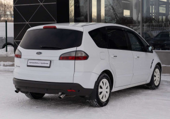 Подержанный автомобиль Ford S-MAX 2008 года (5 фото)