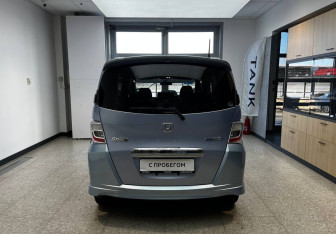 Подержанный автомобиль Honda Freed 2012 года (6 фото)
