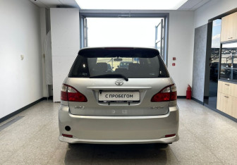 Подержанный автомобиль Toyota Ipsum 2005 года (6 фото)