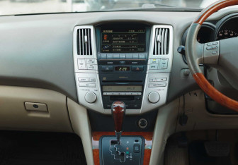Подержанный автомобиль Toyota Harrier 2004 года (14 фото)
