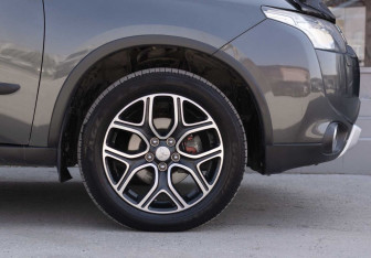 Подержанный автомобиль Mitsubishi Outlander 2014 года (9 фото)