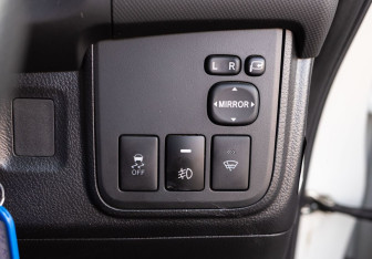 Подержанный автомобиль Toyota Wish Minivan 2011 года (18 фото)