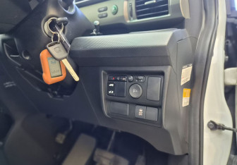 Подержанный автомобиль Honda Freed 2013 года (11 фото)