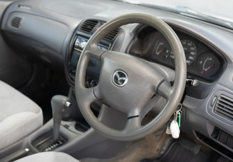 Подержанный автомобиль Mazda Familia Sedan 2000 года (11 фото)