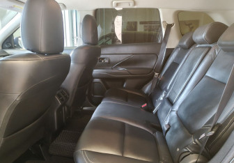 Подержанный автомобиль Mitsubishi Outlander 2019 года (14 фото)