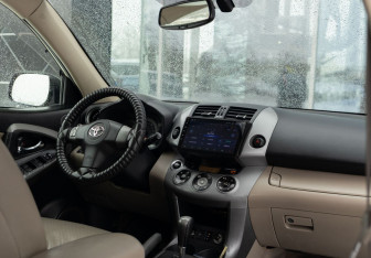 Подержанный автомобиль Toyota RAV4 2007 года (10 фото)