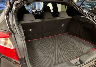 Подержанный автомобиль Toyota C-HR 2019 года (14 фото)