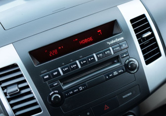 Подержанный автомобиль Mitsubishi Outlander 2008 года (14 фото)