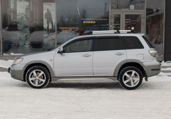 Подержанный автомобиль Mitsubishi Outlander 2004 года (8 фото)