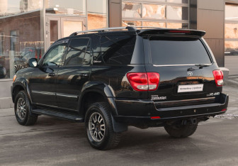 Подержанный автомобиль Toyota Sequoia 2004 года (7 фото)