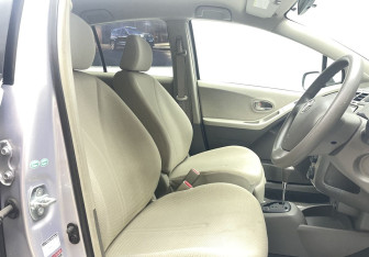 Подержанный автомобиль Toyota Vitz 2010 года (10 фото)