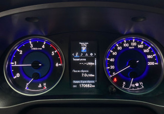 Подержанный автомобиль Toyota Hilux 2015 года (11 фото)