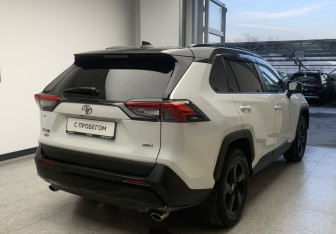 Подержанный автомобиль Toyota RAV4 2020 года (4 фото)