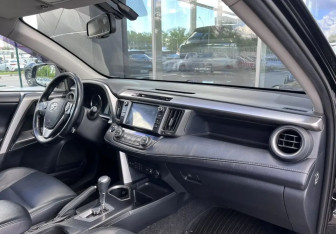 Подержанный автомобиль Toyota RAV4 2017 года (14 фото)