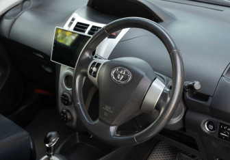 Подержанный автомобиль Toyota Vitz 2009 года (11 фото)