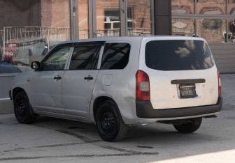 Подержанный автомобиль Toyota Probox 2009 года (7 фото)