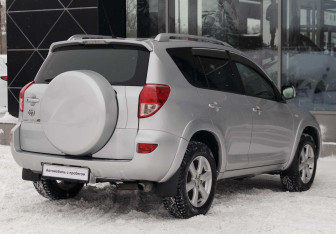Подержанный автомобиль Toyota RAV4 2008 года (5 фото)