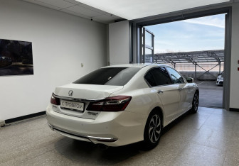 Подержанный автомобиль Honda Accord Sedan 2017 года (5 фото)