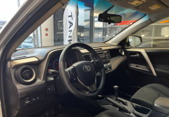 Подержанный автомобиль Toyota RAV4 2013 года (12 фото)