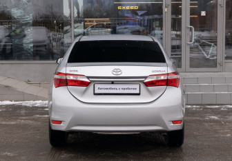 Подержанный автомобиль Toyota Corolla Sedan 2013 года (6 фото)