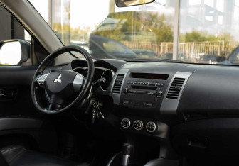 Подержанный автомобиль Mitsubishi Outlander 2008 года (10 фото)