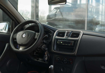 Подержанный автомобиль Renault Logan Sedan 2015 года (10 фото)