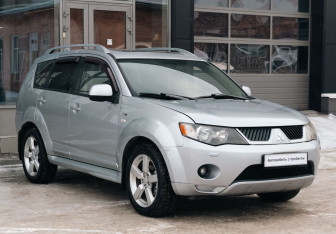 Подержанный автомобиль Mitsubishi Outlander 2008 года (3 фото)