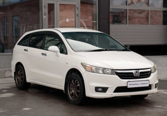 Подержанный автомобиль Honda Stream 2007 года (3 фото)