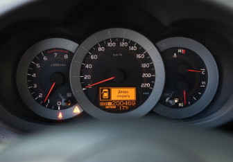 Подержанный автомобиль Toyota RAV4 2007 года (13 фото)