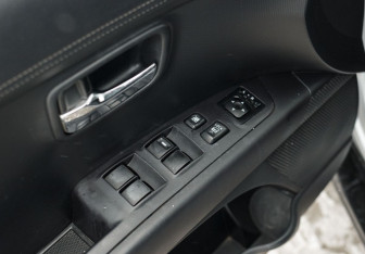 Подержанный автомобиль Citroen C-Crosser 2012 года (17 фото)