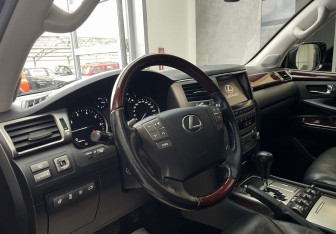 Подержанный автомобиль Lexus LX 2013 года (7 фото)