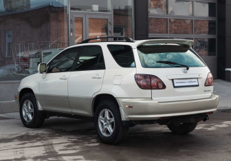 Подержанный автомобиль Lexus RX 2000 года (7 фото)