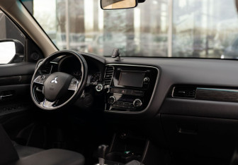 Подержанный автомобиль Mitsubishi Outlander 2015 года (10 фото)