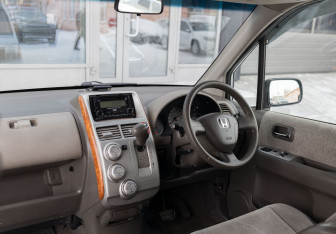 Подержанный автомобиль Honda Mobilio 2002 года (10 фото)