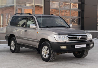 Подержанный автомобиль Toyota Land Cruiser Suv 2002 года (3 фото)
