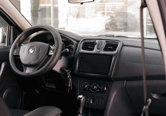 Подержанный автомобиль Renault Sandero 2016 года (10 фото)