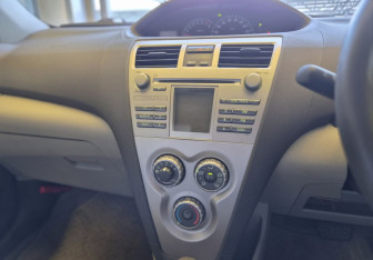 Подержанный автомобиль Toyota Belta 2009 года (12 фото)
