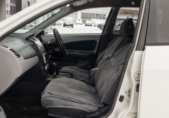 Подержанный автомобиль Nissan Wingroad 2002 года (16 фото)