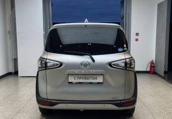 Подержанный автомобиль Toyota Sienta 2018 года (6 фото)