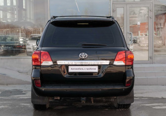Подержанный автомобиль Toyota Land Cruiser Suv 2012 года (6 фото)