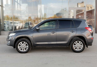Подержанный автомобиль Toyota RAV4 2012 года (8 фото)