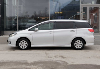 Подержанный автомобиль Toyota Wish Minivan 2011 года (8 фото)